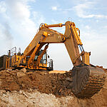 Bagger hebt Baugrube aus