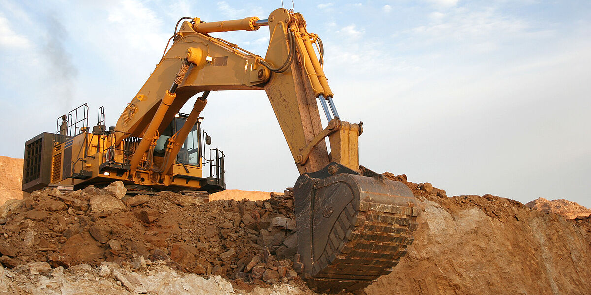 Bagger hebt Baugrube aus