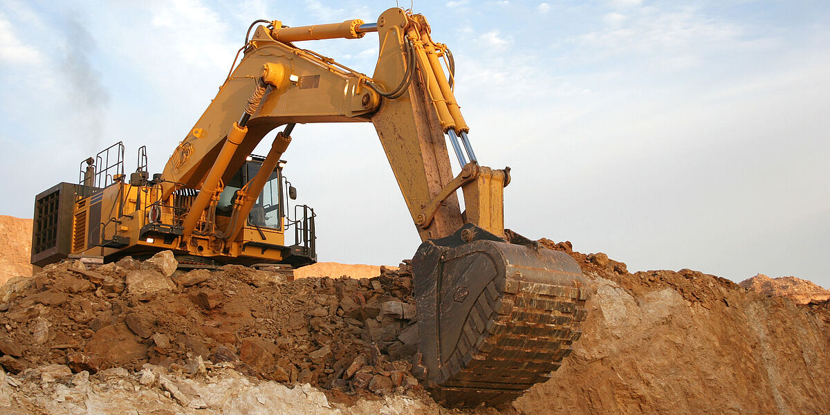Excavator digs excavation
