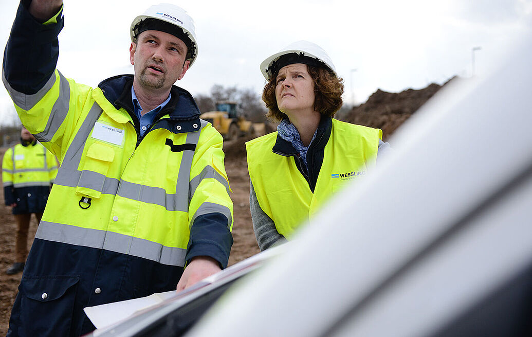 WESSLING Ingenieur und Ingenieurin auf der Baustelle