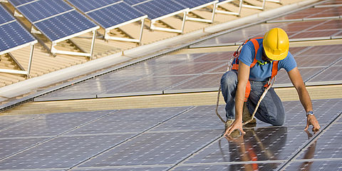 Arbeiter überprüft Solaranlage