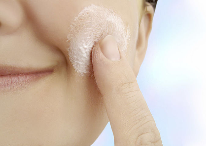 A woman applies a cream with UV protection that WESSLING has tested for nanomaterials.