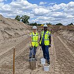 Viviane Stelzner and Justine Olweny are taking soil material samples for subsequent determination of grain composition. 