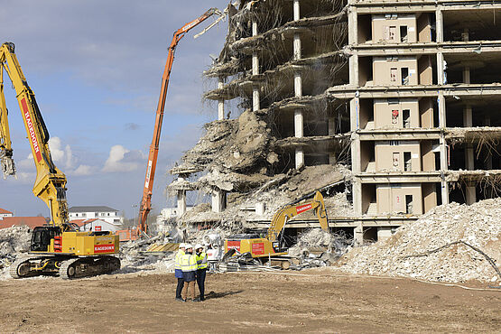 WESSLING engineers during dismantling operations at a building site. 