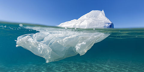Plastiktüte schwimmt im Meer