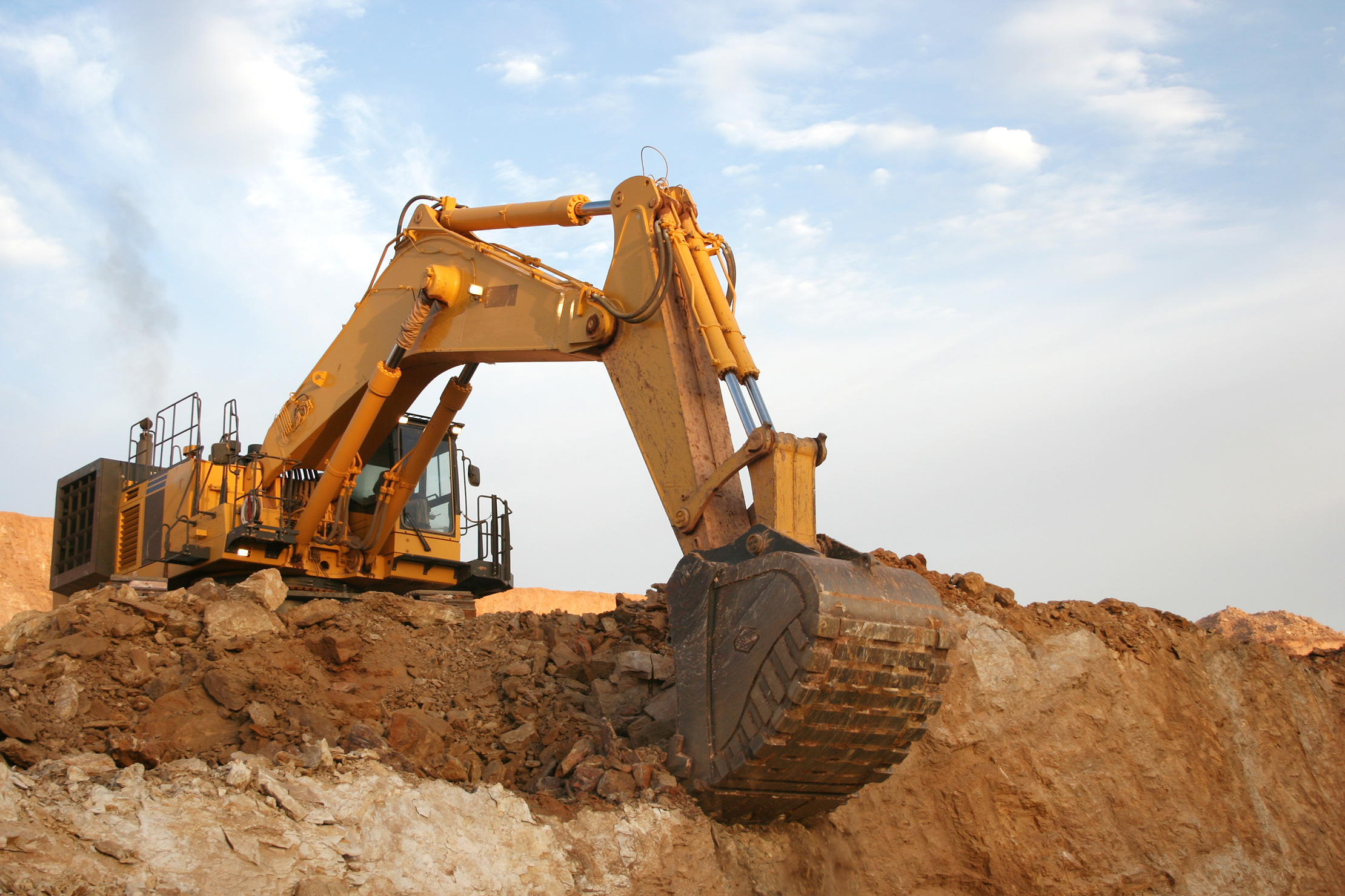 Excavator digs excavation
